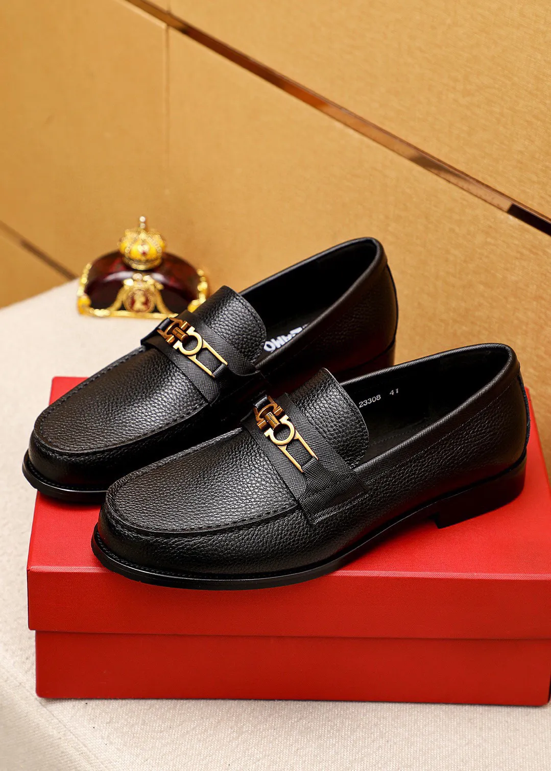 Men's shoes💰460💐 Product trademark: Ferragamo "Ferragamo" casual leather shoes Regular size: 38-44 (45.46🉑️customized) Product materials: Selected imported first-layer pebbled cowhide leather upper + luxury hardware buckle, imported water-dyed cowhide leather lining. Strong three-dimensional visual effect, original outsole color: 2 colors available